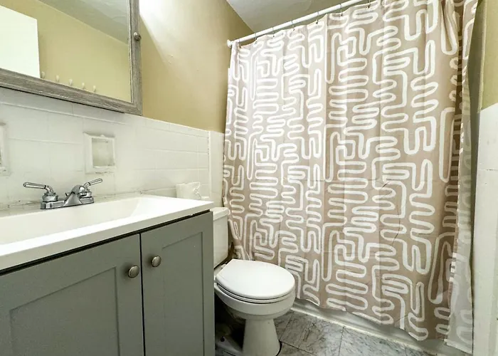 Sleeps 9 2 Bedrooms 6 Beds Parking And Wifi Pittsburgh