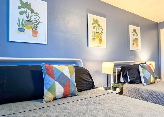 Sleeps 9 2 Bedrooms 6 Beds Parking And Wifi Pittsburgh