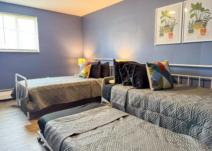 Sleeps 9 2 Bedrooms 6 Beds Parking And Wifi * Pittsburgh