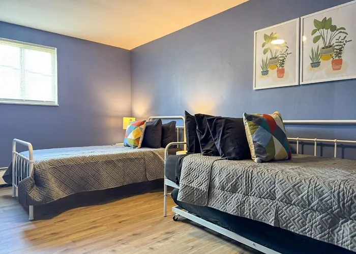 Sleeps 9 2 Bedrooms 6 Beds Parking And Wifi Apartment *