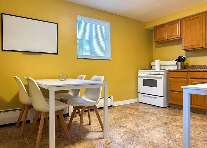 Sleeps 9 2 Bedrooms 6 Beds Parking And Wifi *